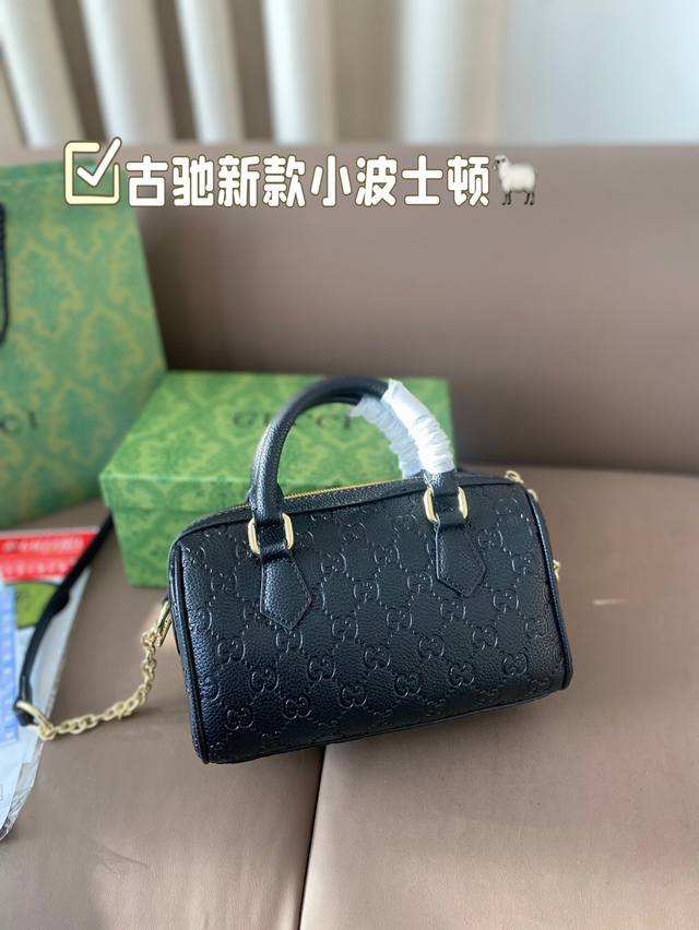 配盒 真的绝了 古驰新款的小波士顿真的好可爱啊!真的很爱 肩带是链条加皮质的 尺寸22*13Cm 配盒 真的绝了 古驰新款的小波士顿真的好可爱啊!真的很爱 肩带是链条加皮质的 尺寸22*13Cm