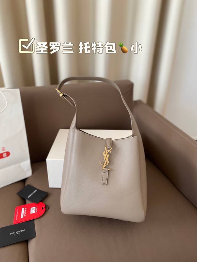 小号 配飞机盒折叠盒子 圣罗兰 Mini托特包 满满的设计感 非常知性优雅 超级高级的时尚单品 实物绝对惊艳到你 尺寸：21Cm