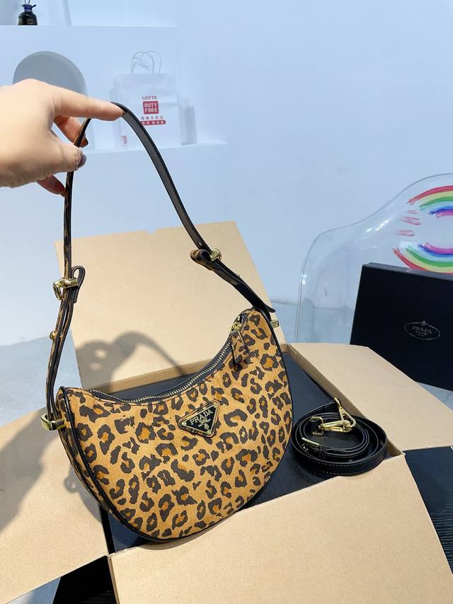 配盒 尺寸22.13 普拉达 豹纹腋下包 Prada 时髦拿捏住啦 不显老气好好搭啊 而旦貌美气质加成好高的呀~ 爱死了这份从容优雅