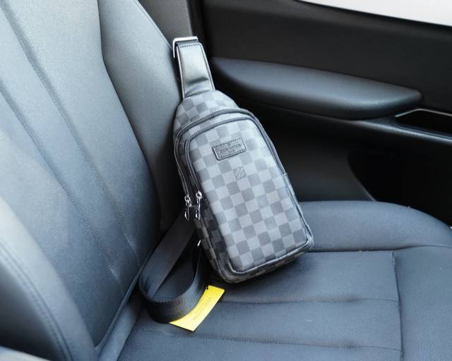 路易威登 官网同步 高版本 胸包 永恒不过时的标志性产品 纯原单牛皮 顶级五金制作 非市面普通版本 今年lv最爱的款式 全部实拍 实用性非常高 完全不用担心穿搭