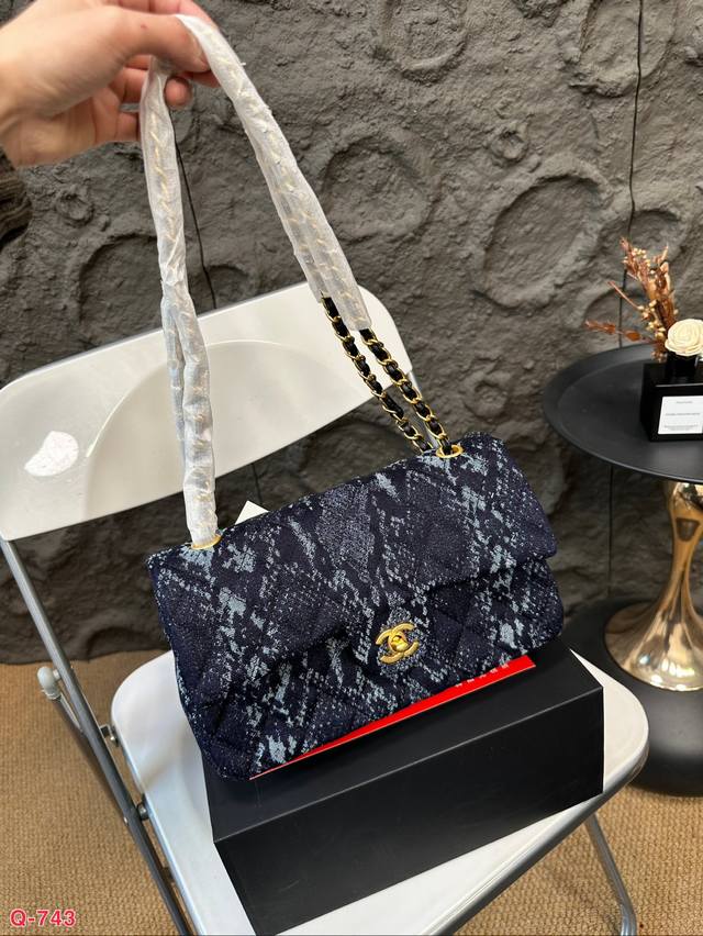 配折叠盒 Chanel香奈儿cf翻盖链条包 Cf 复古穿搭 复古氛围感瞬间拉满 可盐可甜 尺寸:26.16Cm 配折叠盒 Chanel香奈儿cf翻盖链条包 Cf 复古穿搭 复古氛围感瞬间拉满 可盐可甜 尺寸:26.16Cm