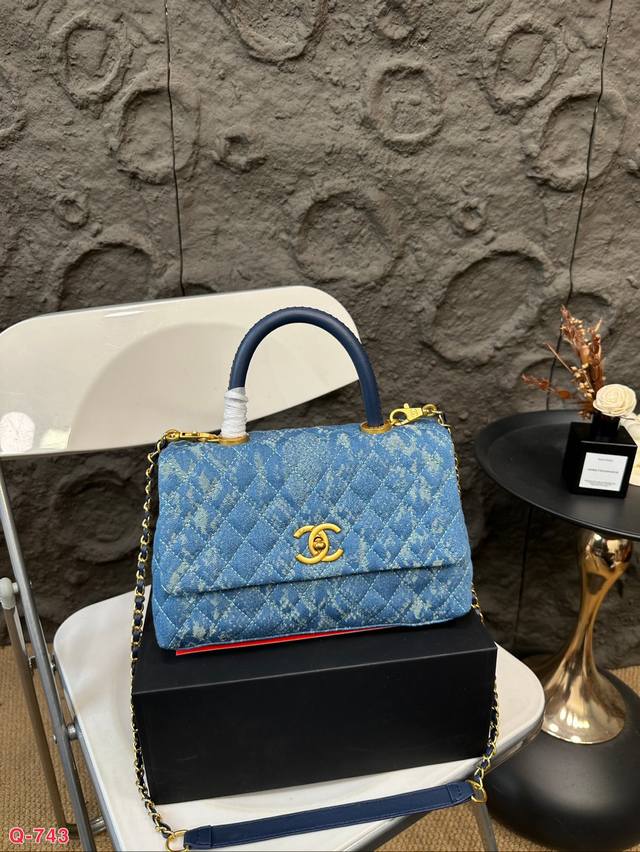 配折叠盒 香奈儿牛仔手提包 众星宠儿这颜值太能打了◎能装又好看，随性软塌塌的质感背起来超有范儿！ 尺寸：24.16Cm