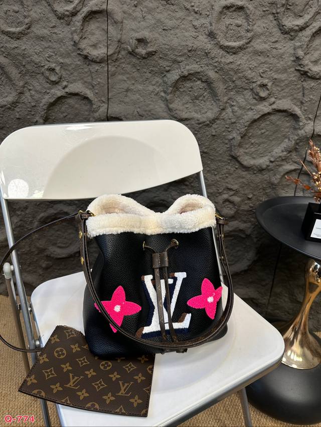 Lv全新泰迪毛毛水桶包来了!!看着就暖和!出街通勤最百搭的包包真的是可可爱爱! 设计上也很赞!配色比较秋冬!好搭配!采用荔枝纹牛皮十老花材质设计,再加上放大lo Lv全新泰迪毛毛水桶包来了!!看着就暖和!出街通勤最百搭的包包真的是可可爱爱! 设计上也很赞!配色比较秋冬!好搭配!采用荔枝纹牛皮十老花材质设计,再加上放大lo