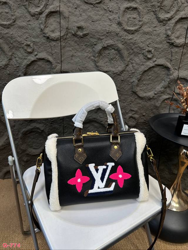 Lv全新泰迪毛毛枕头包来了!!看着就暖和! 真的是可可爱爱! 设计上也很赞!配色比较秋冬!好搭配!采用荔枝纹牛皮十老花材质设计,再加上放大logo和包口、包 边 Lv全新泰迪毛毛枕头包来了!!看着就暖和! 真的是可可爱爱! 设计上也很赞!配色比较秋冬!好搭配!采用荔枝纹牛皮十老花材质设计,再加上放大logo和包口、包 边