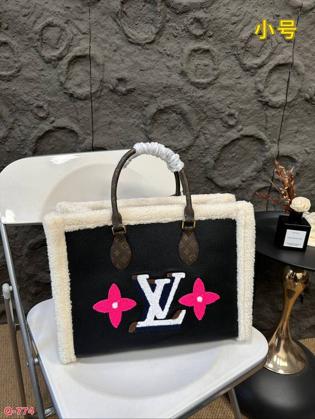 Lv全新泰迪毛毛购物袋来了！！看着就暖和！ 真的是可可爱爱！ 设计上也很赞！配色比较秋冬！好搭配！采用荔枝纹牛皮十老花材质设计，再加上放大logo和包口、包 边