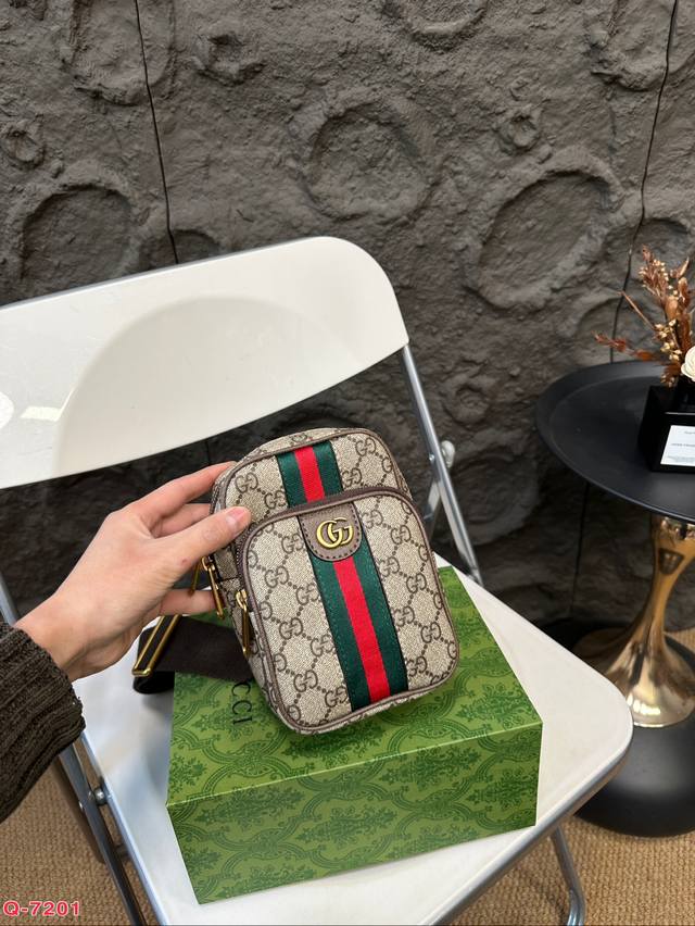 配折叠盒 Gucci酷奇ophidia 系列gg迷你手提斜挎单肩包采用精湛镶嵌细工，实物拍摄原厂原版面料 尺寸12.18Cm