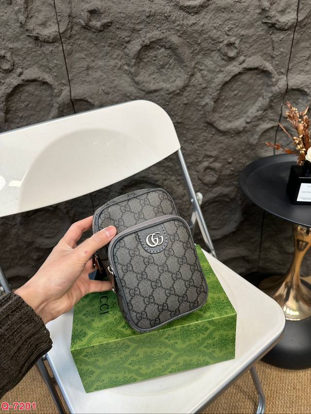 配折叠盒 Gucci酷奇ophidia 系列gg迷你手提斜挎单肩包采用精湛镶嵌细工，实物拍摄原厂原版面料 尺寸12.18Cm