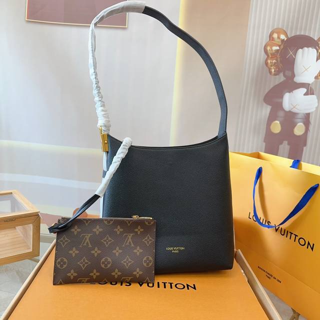 折叠礼盒 Lv水桶包hobo腋下包 Lv中古包又一位当红炸子鸡来咯 一只看似中古中矩却又有点标新立异的包。 尺寸24×26Xy
