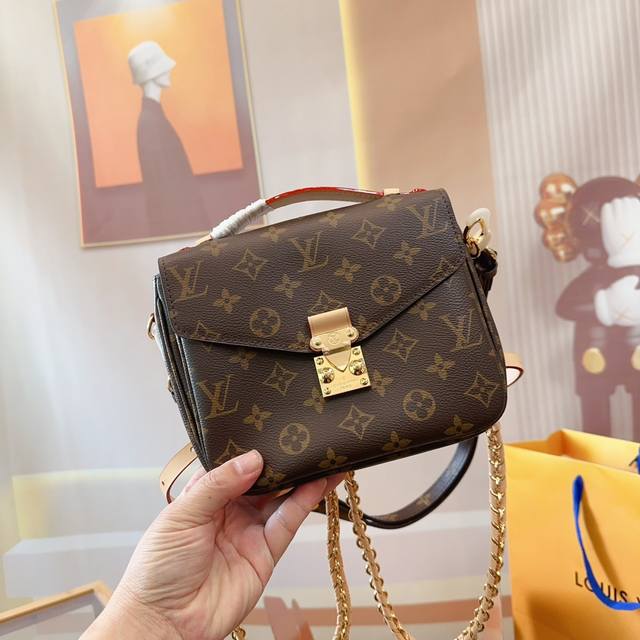 配折叠礼盒 Lv 新款邮差双肩包 L家 新款品质邮差双肩 每个季节都要推一下！ 因为它太实用！太好看！ 尺寸：20*17 Xy