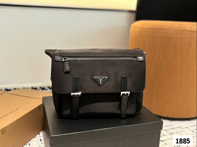 Prada 普拉达 尼龙布三角标翻盖邮差包单肩包 斜挎包 采用精湛镶嵌细工，经典百搭 实物拍摄 原厂原版面料 尺寸30.20