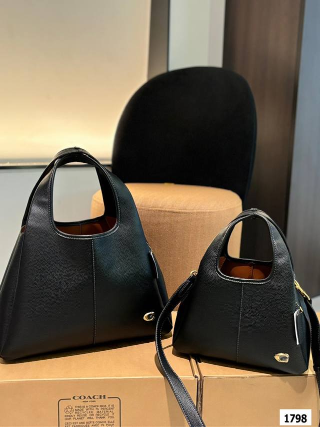 今天在coach 看点啥：Lana23菜篮子包 Lana23 通勤菜篮子包 灵感来自便利店购物袋 迷你c标低调内敛 搭配长肩带，满足日常穿搭需求 尺寸35.25