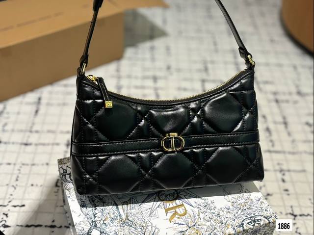 配折叠盒子 迪奥月牙腋下包 D家 Hobo腋下包 新出的 Hobo 很可爱哦~ 真的是低调但不经意间 Show出了一种贵气！ 背起来很舒服哦！ 尺寸：23 14