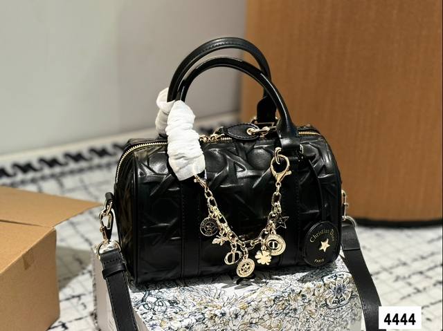 配挂件 牛仔蓝保龄球 Diorgroove手袋20 枕头包大家都知道 唯一的缺点就是能装抗造hhh~ 最近最火热度最高的一定是diorgroove 当之无愧了