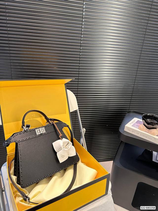 配折叠盒子 芬迪 Peekaboo小猫包 日常通勤简直绝配 又酷又飒的奢华 可盐可甜 集美们冲它 尺寸：27 21 货号680258