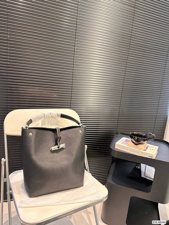 配盒子 珑骧托特 不得不说实在太好背了，可以手提，也可以斜跨五金的竹节扣质感满满皮质细腻又兼具挺阔外形 圆润的包型弱化了攻击性，让穿搭更休闲松弛希望你的手边，都