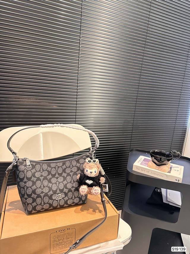 配飞机盒子 Coach 蔻驰腋下包 单肩包斜挎包手提包购物袋 容量非常可，很实用的一款尺寸20 18 货号139