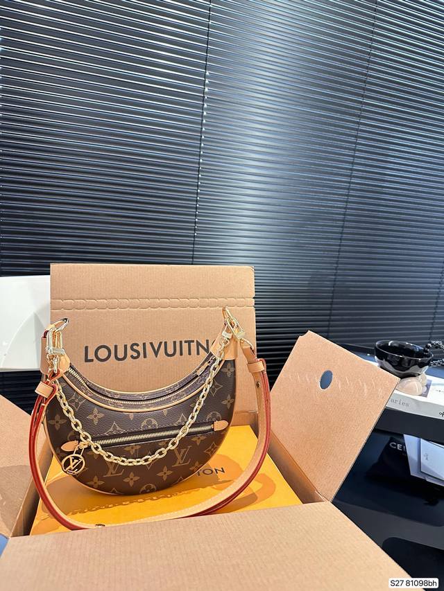 配飞机盒折叠盒子 Lv秀款豌豆包 腋下包 今年腋下包大火 但是这一只驴家豌豆包 才是腋下包的宝藏 背在腋下不大不小 不光有可人外表 空间也很喜人 更是百搭 一年