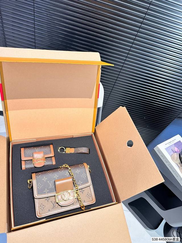 小号 配飞机盒折叠盒子 经典lv套盒 新款达芙妮包 钱包挂件 尺寸20 14 货号445801