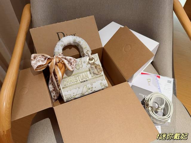 高版本配送丝巾 Dior迪奥 立体提花金色蝴蝶迷你戴妃 尺寸17×13×7 礼盒包装飞机箱