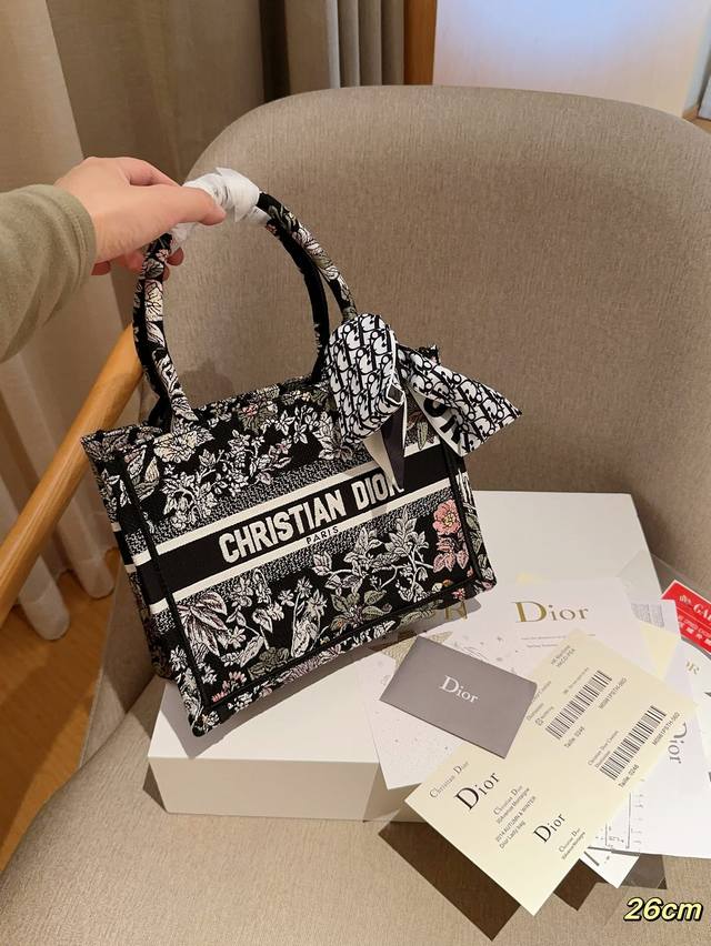 高版本配送丝巾 迪奥dior Dior25Tote Book 立体提花 高密刺绣托特包 绝美的梦中情包 尺寸26Cm 礼盒包装