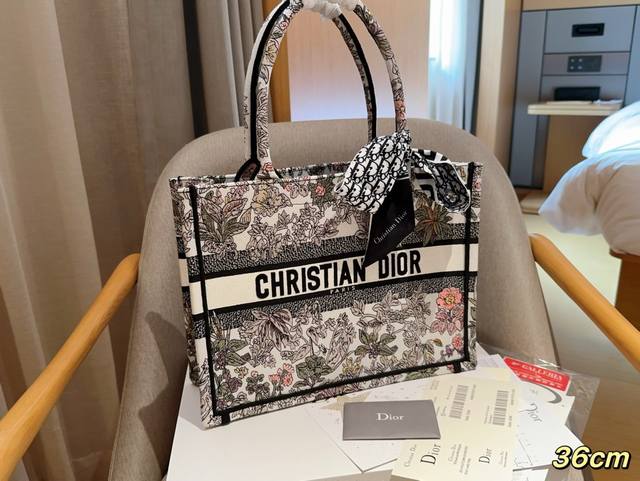高版本配送丝巾 迪奥dior Dior25Tote Book 立体提花 高密刺绣托特包 绝美的梦中情包 尺寸36Cm 礼盒包装
