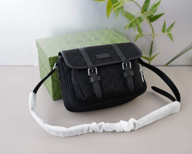 古驰 官网同步 高版本 斜挎单肩背包 永恒不过时的标志性产品 纯原单布料 配皮 顶级五金制作 非市面普通版本 今年gucci最爱的款 全部实拍 实用性非常高 完