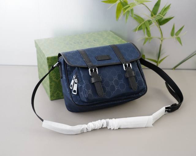 古驰 官网同步 高版本 斜挎单肩背包 永恒不过时的标志性产品 纯原单布料 配皮 顶级五金制作 非市面普通版本 今年gucci最爱的款 全部实拍 实用性非常高 完