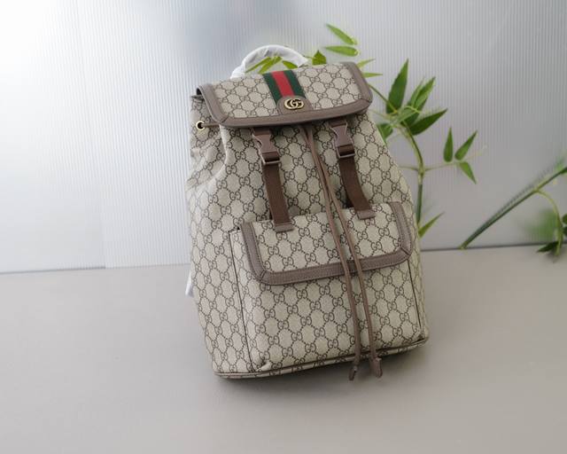 古驰 官网同步 高版本 原厂双肩背包 不要错过 全原单小牛皮制作 品质极好 超大容量 非市面普通货 来自贸易公司的狠货.. 强调一下 原厂 一直是抢爆的款式 专