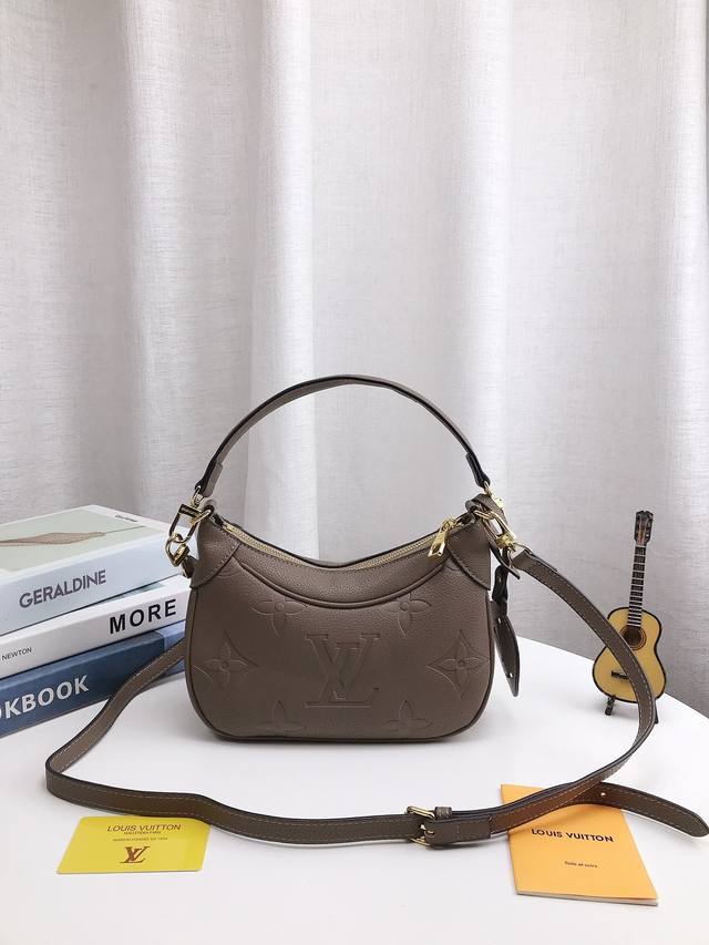 折叠礼盒包装 牛角包 Lv 压花boulogne 牛角包设计上多加了金色链条，增添时尚感之余，也让包变的更多样化使用。肩带设计非常nice，肩带长短对身高毫无要