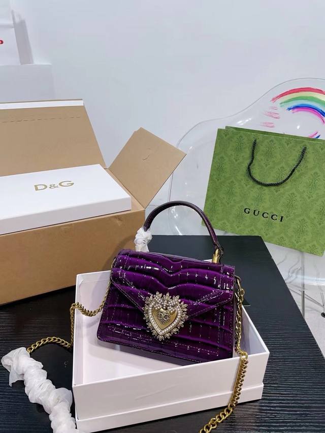 配盒子 Dg重工包,杜嘉班纳很漂亮的包这是最喜欢的包包,感觉真的是谁背谁漂亮,好喜欢,背着回头率好高,哈哈,感觉超级百搭的包包尺寸19 14货号 88783 配盒子 Dg重工包,杜嘉班纳很漂亮的包这是最喜欢的包包,感觉真的是谁背谁漂亮,好喜欢,背着回头率好高,哈哈,感觉超级百搭的包包尺寸19 14货号 88783