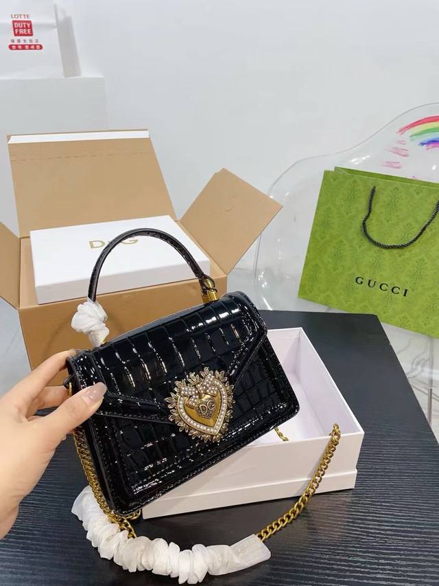 配盒子 Dg重工包，杜嘉班纳很漂亮的包这是最喜欢的包包，感觉真的是谁背谁漂亮，好喜欢，背着回头率好高，哈哈，感觉超级百搭的包包尺寸19 14货号 88783