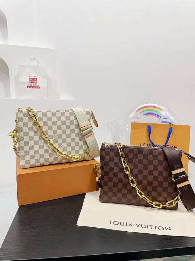 礼盒包装 Lv锋芒乍现 全新推出 Coussin 风琴手袋 单肩斜挎包 多用款 被拿来用做手包 一般的手包都是扁扁的 但是这款手包底部是宽的 简单大方的款式 它