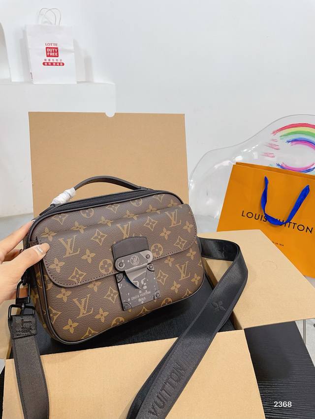 折叠礼盒 Lv Fw21 S Lock 邮差包 用以攜帶智能手機和其他隨身物，既時尚又輕便。以柔軟小牛皮製作，這款收納袋充分展現lockme系列的重要元素：信封