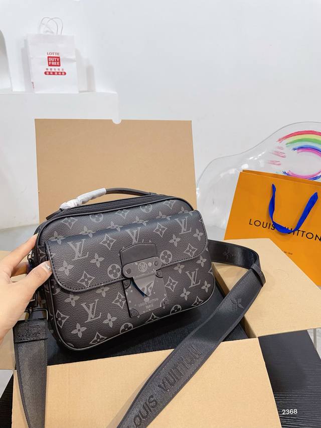 折叠礼盒 Lv Fw21 S Lock 邮差包 用以攜帶智能手機和其他隨身物，既時尚又輕便。以柔軟小牛皮製作，這款收納袋充分展現lockme系列的重要元素：信封