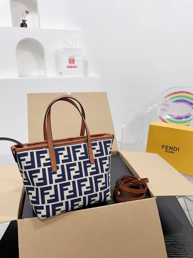 折叠礼盒 芬迪菜篮子 Size：18*15Cm Fendi 芬迪 Roll 菜篮子 轻松演绎复古时髦 包型挺阔，简约而不简单不需要过多的装饰，日常搭配西装和t恤