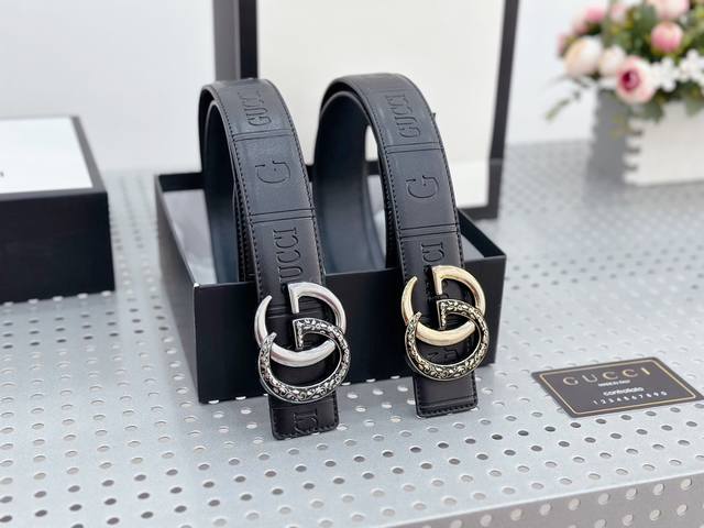 古奇种草啦种草啦！今天给大家分享一款超级好看又实用的 腰带 Gucci 双g 古驰腰带。 这款腰带是纯手工订制的，宽度为 3.8Cm，简约百搭，无论是商务场合还