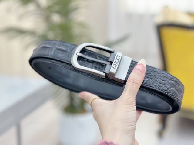 古奇种草啦种草啦！今天给大家分享一款超级好看又实用的 腰带 Gucci 双g 古驰腰带。 这款腰带是纯手工订制的，宽度为 3.8Cm，简约百搭，无论是商务场合还