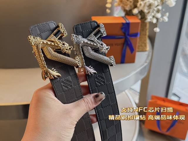 Lv高端定制配带全套原版包装 材质 : 台湾面料搭配进口牛皮 搭配18K钢扣手工镶嵌洛世奇钻 超级闪永不过时 颜色 黑配咖啡色双面可用 规格 :3.8Cm 卖点 Lv高端定制配带全套原版包装 材质 : 台湾面料搭配进口牛皮 搭配18K钢扣手工镶嵌洛世奇钻 超级闪永不过时 颜色 黑配咖啡色双面可用 规格 :3.8Cm 卖点