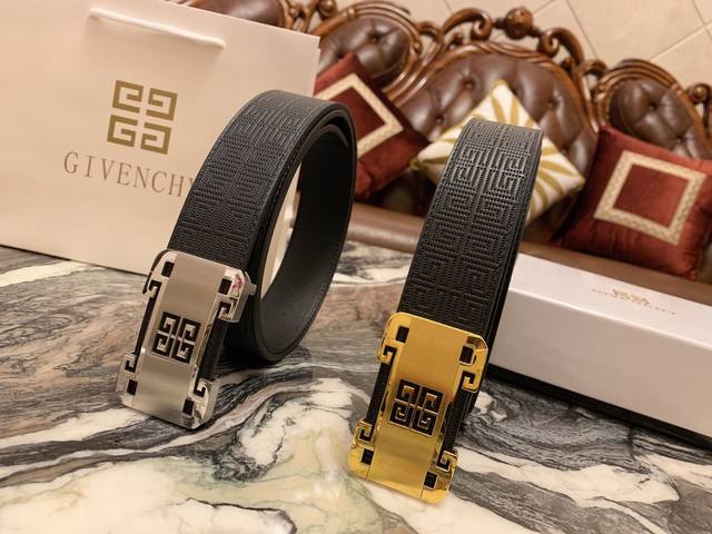 纪梵希这款皮带采用奢华的牛皮材质,独具原创个性且精致不凡。Gancini金属扣饰的分层构造打造富有趣致的3D立体效果。手工精制而成,打造奢华却又不失现代感的外观 纪梵希这款皮带采用奢华的牛皮材质,独具原创个性且精致不凡。Gancini金属扣饰的分层构造打造富有趣致的3D立体效果。手工精制而成,打造奢华却又不失现代感的外观