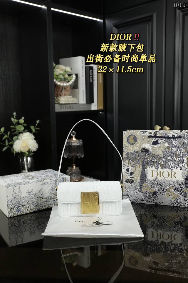 配折叠盒 Dior迪奥 Miss Dior 腋下手提单肩包 这款 Miss Dior翻盖手袋于迪奥二零二四秋冬成衣系列发布秀上全新亮相，重新诠释dior经典款式