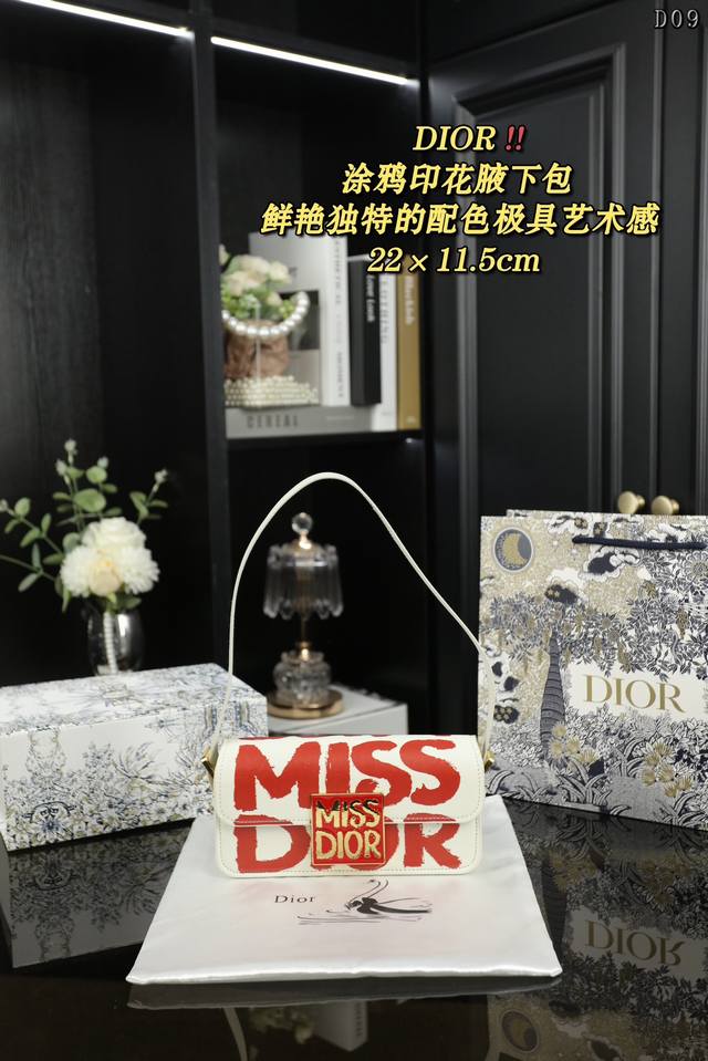 配折叠盒 Dior迪奥 Miss Dior 涂鸦印花腋下手提单肩包 Dior秋冬涂鸦印花腋下包来啦~超独特哒 鲜艳独特的配色极具艺术感啦~简约造型和精致工艺好