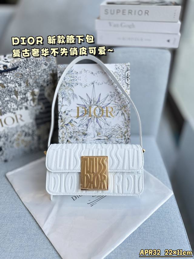 配折叠盒 Size：22×11 Dior迪奥 Miss Dior 腋下手提单肩包 Dior这款腋下包太好背一直很喜欢横版的包包 单肩背放在腋下长度刚刚好很舒适横