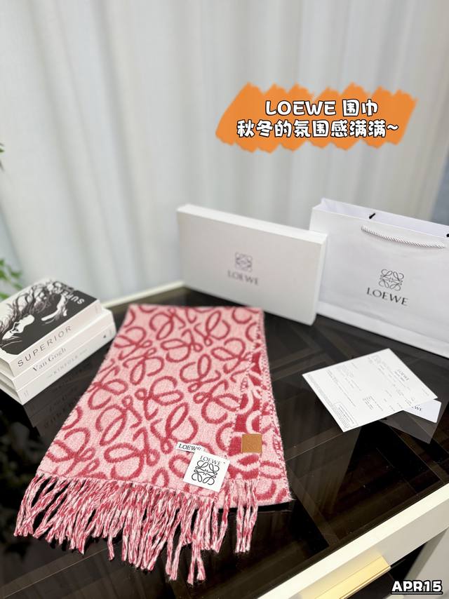 配盒手提袋 Loewe罗意威 羊毛 绒线围巾 茶女孩老钱风超嗲穿搭，初秋和奶茶色真的好搭大地色温柔又耐看，超高颜值，梦幻配色双面羊驼毛和羊毛混纺anagram围