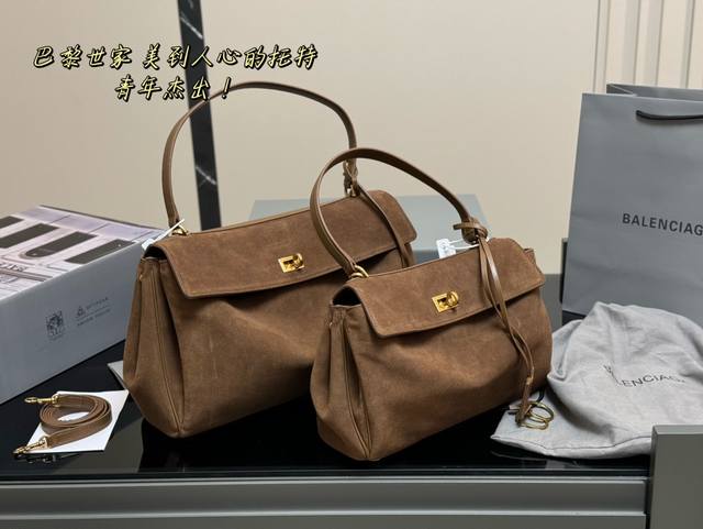 配包装 Size：29*20Cm 小号 35*23Cm 中号 巴黎世家新款rodeo大廓形包包 柔软的大廓形包包 上身慵懒感立刻get、 真的很喜欢又方便又酷的