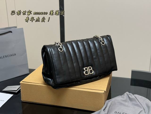 Balenciaga Monaco蓬蓬包竖条黑银大号 他们家真的是爆款制造机，我只能说 双b元素又捡起来用了 配上他们家惯用的油蜡皮 极简的酷家人们懂不懂 整个