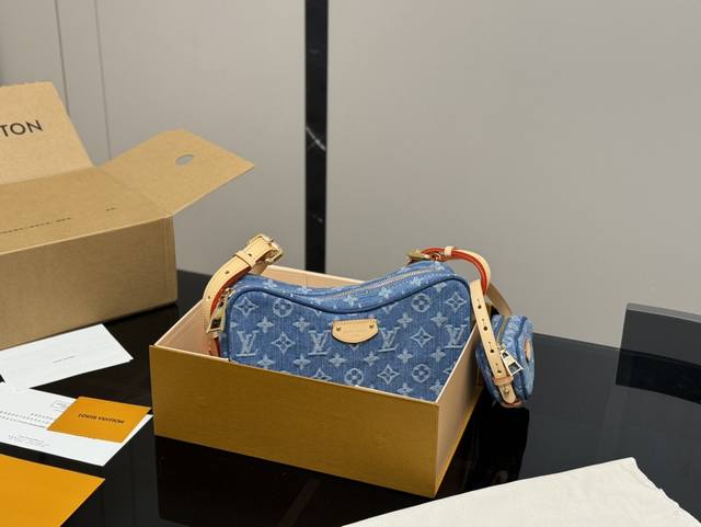 配全套包装 Size：22*13Cm Lv 豌豆真是爱了 好看的包包， 可可爱爱的豌豆包 我是喜欢自带的小零钱包太q了爱心爱心 很精致哦！