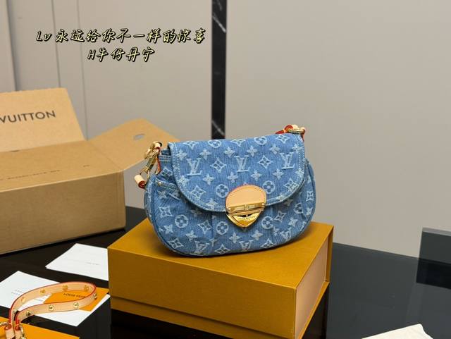 配盒 复刻版 Size:26*18Cm Lv 牛仔sunset好适合四季 好喜欢单宁系列 Sunset容量足够, 软软的不怕压, 颜色耐脏又时髦感! 配盒 复刻版 Size:26*18Cm Lv 牛仔sunset好适合四季 好喜欢单宁系列 Sunset容量足够, 软软的不怕压, 颜色耐脏又时髦感!