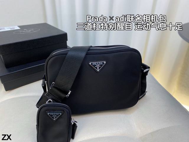 配盒 升级款 Prada X Adidas 三合一相机包！ 这只包包就是 Prada X Adidas 三合一款的相机包！和普通款最大的区别就是包身侧面的三道杠
