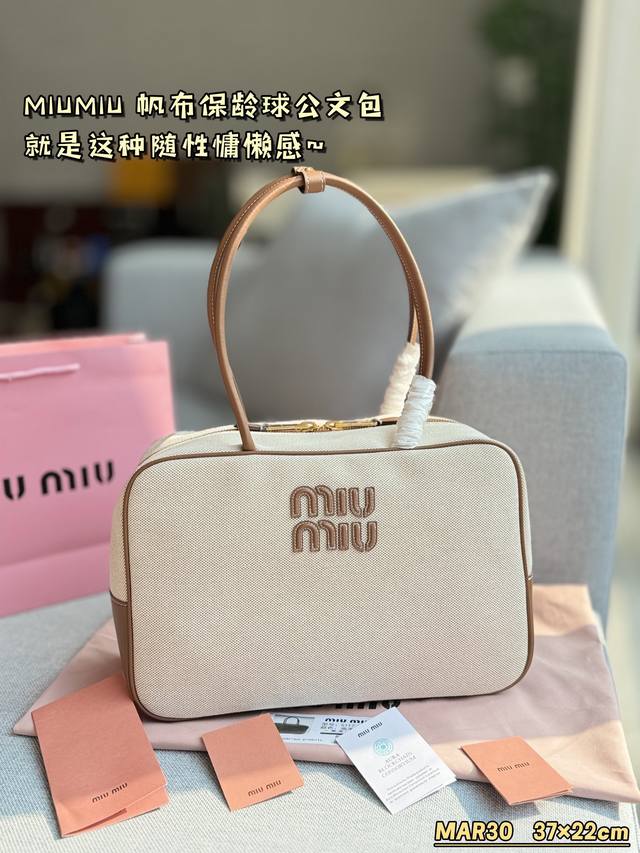 无盒 Size：37×22 Miu Miu缪缪 帆布 保龄球公文包 单肩手提包 Miumiu新品帆布公文包时尚与经典的完全融合 下一个大爆款非它莫属，帆布面料搭