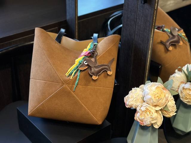 麂皮 送挂件 礼盒包装 Loewe 罗意威luna腋下包 喜欢这气场十足的包包 罗意威单肩腋下包 Loewe 秀场同款 Vintage复古感满满h . 尺寸 2 麂皮 送挂件 礼盒包装 Loewe 罗意威luna腋下包 喜欢这气场十足的包包 罗意威单肩腋下包 Loewe 秀场同款 Vintage复古感满满h . 尺寸 2